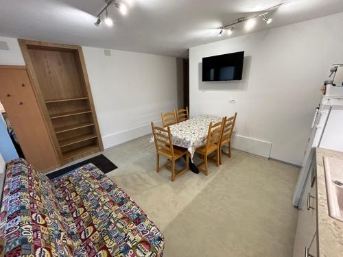 Televisyen dan/atau pusat hiburan di Apartments Mrakič