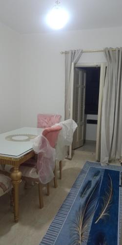 a dining room with a table and a chair at شقه امام كلية الطب in Alexandria