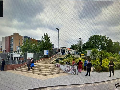 un grupo de personas subiendo un conjunto de escaleras en STARS LUXURY HOME en Londres