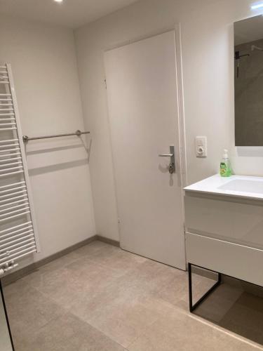 Łazienka z umywalką i białymi drzwiami w obiekcie B&B Haus Jola w mieście Nidrum