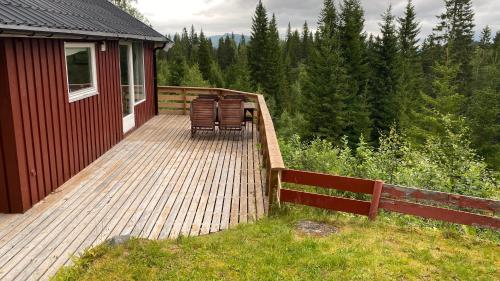 una terraza de madera con sillas en una casa en Selmoen by Norgesbooking - secluded location en Fannrem