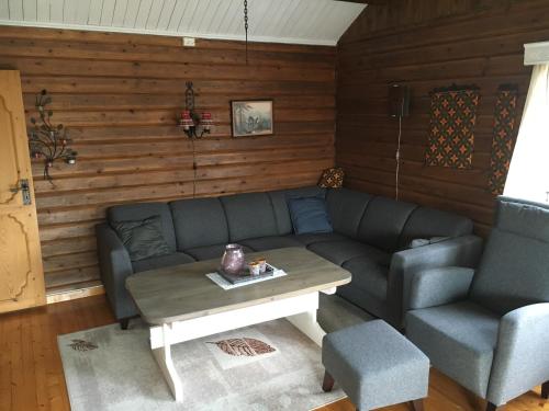 un soggiorno con divano e tavolino da caffè di Selmoen by Norgesbooking - secluded location a Fannrem