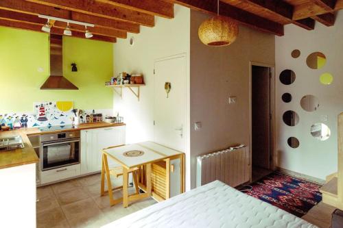 - une cuisine avec une table au milieu d'une pièce dans l'établissement Gouled Ker I Gîte paisible à proximité des plages, à Crozon