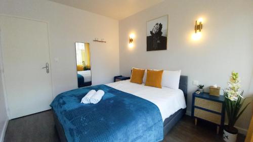 - une chambre dotée d'un grand lit avec deux chaussures blanches dans l'établissement Palais Carnot central apartment with balcony and A C, à Cannes