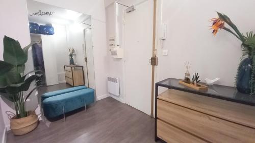 une chambre avec une chaise bleue et une commode dans l'établissement Palais Carnot central apartment with balcony and A C, à Cannes