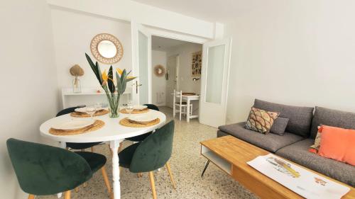 un salon avec une table et un canapé dans l'établissement Appartement centre ville & plage, à Antibes
