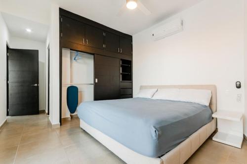 1 dormitorio con 1 cama grande en una habitación en Dream Lagoons Cancun Requiem, en Cancún