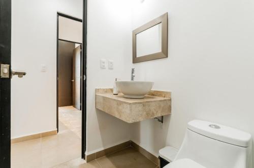 łazienka z umywalką i toaletą w obiekcie Dream Lagoons Cancun Requiem w mieście Cancún