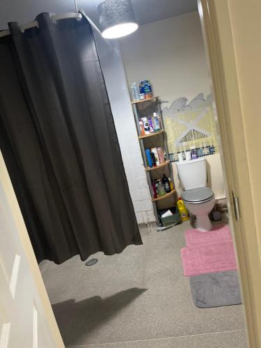 uma casa de banho com uma cortina de chuveiro preta e um WC. em 5 Whimbrel house CV6 em Exhall