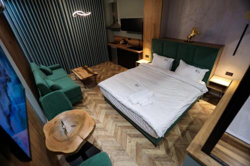 um quarto com uma cama grande e um sofá em B.G Luxury Suites em Korçë