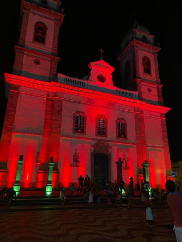 伊瓜佩的住宿－Casa Canto do Morro - Iguape，一座大建筑,有红灯