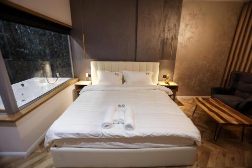 Ένα ή περισσότερα κρεβάτια σε δωμάτιο στο B.G Luxury Suites
