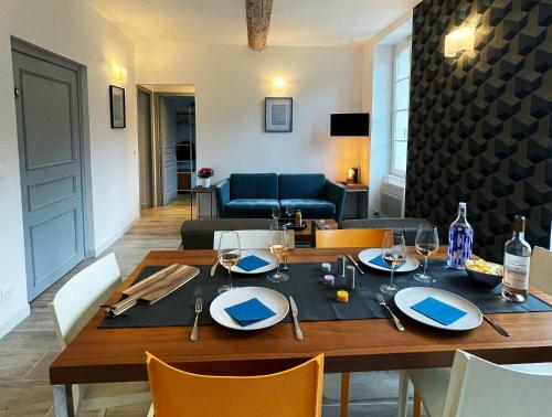 une salle à manger avec une table et un canapé dans l'établissement Un appartement contemporain en centre-ville, à La Seyne-sur-Mer