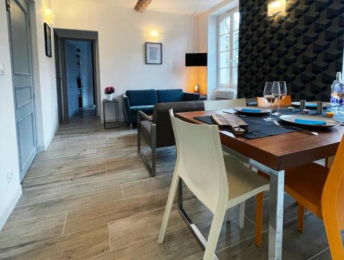 une salle à manger avec une table et des chaises dans l'établissement Un appartement contemporain en centre-ville, à La Seyne-sur-Mer