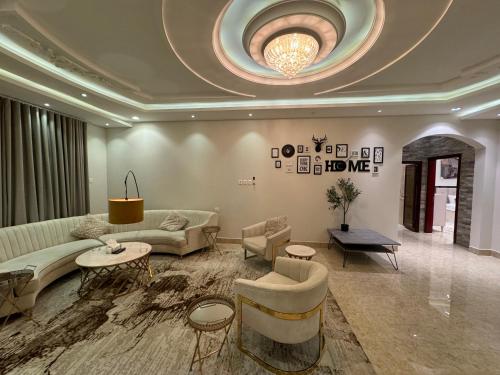 uma sala de estar com um sofá e uma mesa em شقة فاخرة غرفتين وصالة النرجس ١٩ em Riyadh