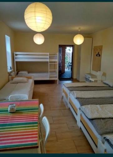 - une chambre avec 2 lits, 2 chaises et des lumières dans l'établissement Studio - noclegi pracownicze , max 7 osób, à Varsovie