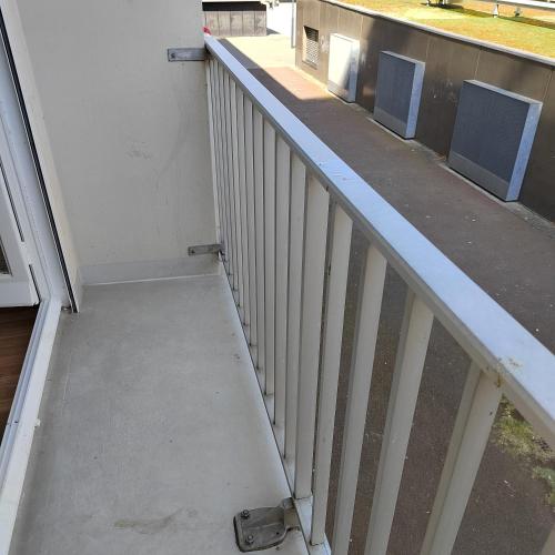 un balcon vide d'un bâtiment avec une balustrade dans l'établissement Chambre d'hôtes appartement en colocation, à Rennes