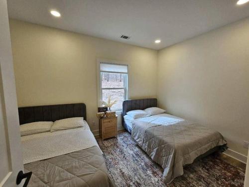 1 Schlafzimmer mit 2 Betten und einem Fenster in der Unterkunft Silver Lake & Dunes Dream House in Mears