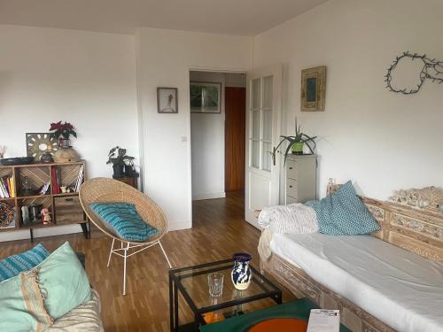 un salon avec un canapé et une chaise dans l'établissement BeconLesBruyeres, à Courbevoie