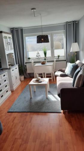 sala de estar con sofá y mesa en Cosy House en Scharbeutz