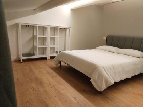 Postel nebo postele na pokoji v ubytování Ciliegia di Lari - Attico