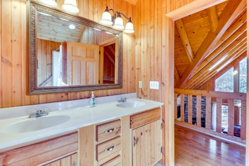 ein Bad mit einem Waschbecken und einem Spiegel in der Unterkunft Blakeslee Cabin with Spacious Deck and Private Hot Tub in Blakeslee