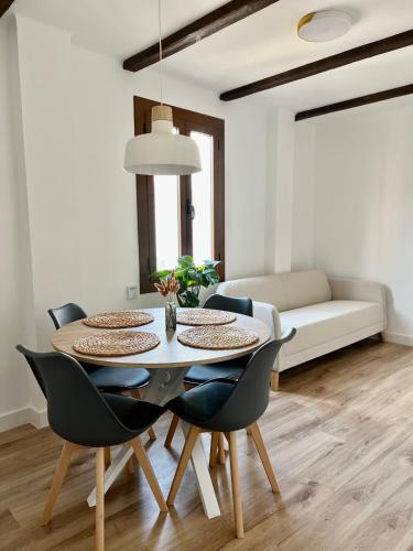 y sala de estar con mesa de comedor y sillas. en Acogedor apartamento enfrente de la catedral en Tarragona