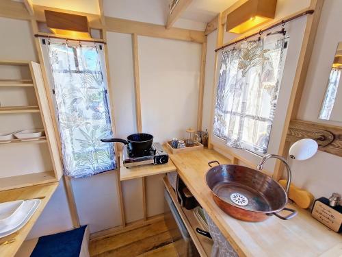 a tiny kitchen with a sink and a counter top at Cosy Tiny centre-ville de Nîmes in Nîmes