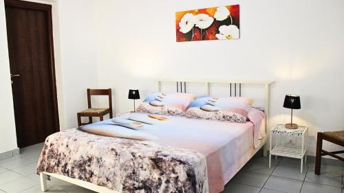 - une chambre avec un lit et 2 oreillers dans l'établissement Villetta Giuseppe CASA VACANZE NEL SALENTO, à San Foca