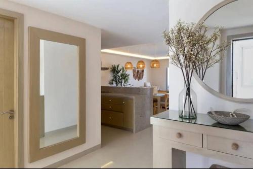 Una sala de estar con un espejo y una mesa. en Seaside Sanctuary with Private Beach & Pool, en Playa del Carmen