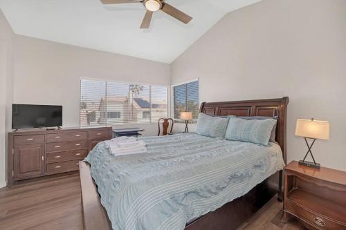 sypialnia z łóżkiem z komodą i telewizorem w obiekcie Luxury modern home in Las Vegas w Las Vegas