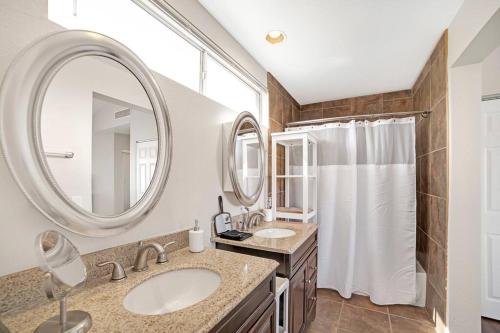 łazienka z 2 umywalkami i dużym lustrem w obiekcie Luxury modern home in Las Vegas w Las Vegas