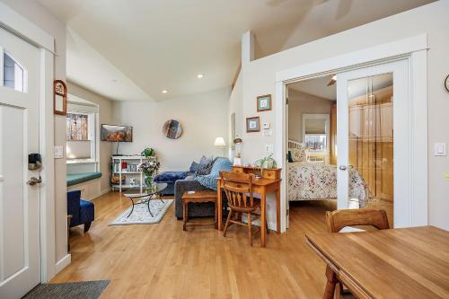 a living room with a table and a couch at Hanna's House by WanderLodges in Ashland