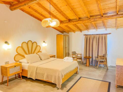 um quarto com uma cama grande e um tecto em madeira em PARLA KÜÇÜKKÖY em Ayvalık