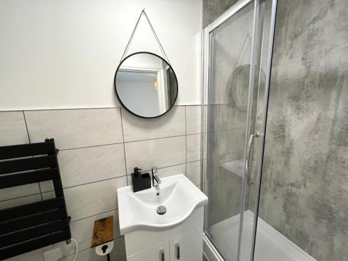 莫克姆的住宿－Surprise sea view cosy apartment，一间带水槽和镜子的浴室
