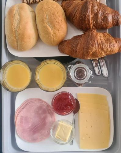 un panier-repas rempli de pain et de différents types de condiments dans l'établissement Mi BnB Amsterdam, à Amsterdam