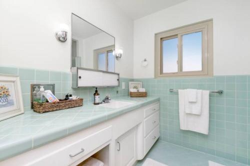 La salle de bains est pourvue d'un lavabo et d'un miroir. dans l'établissement Perla D'Italia -1BR- FREE Driveway Parking -1 Car, à San Diego