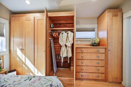 a bedroom with a dresser and a closet at Hanna's House by WanderLodges in Ashland
