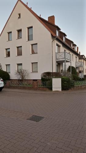 ein großes weißes Gebäude an der Straßenseite in der Unterkunft Apartment Klingemann in Hannover