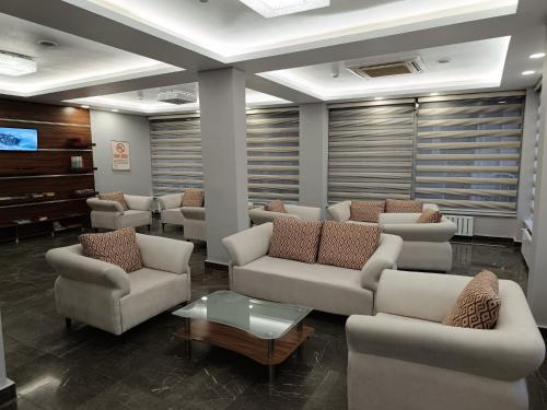una sala d'attesa con divani e TV di Pirotel Hotel a Konya