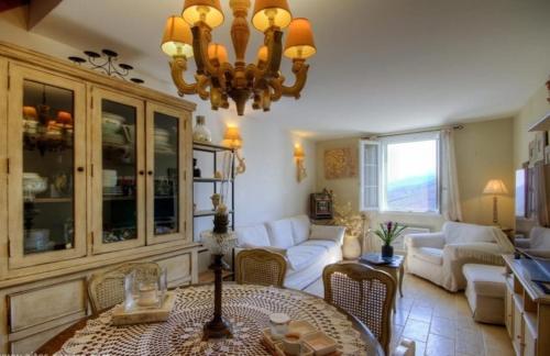 un salon avec une table et un lustre dans l'établissement A Stella, à Borgo