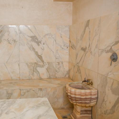 La salle de bains est pourvue d'un lavabo et de toilettes. dans l'établissement Hotel Jnane riad, à Marrakech