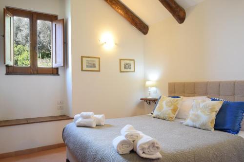 a bedroom with a bed with towels on it at Villa Belvedere Amodeo - terrace, seaview, wifi in Conca dei Marini