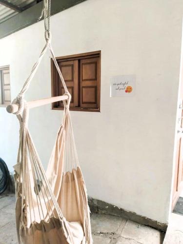 a hanging bag in front of a building at Hogar tico-estadounidense cerca de aeropuerto in Alajuela City