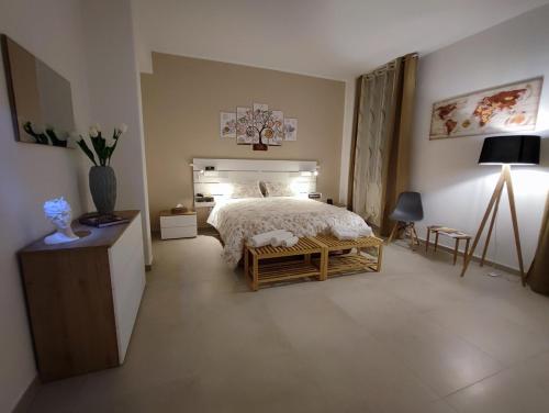 Victoria Home Living tesisinde bir odada yatak veya yataklar