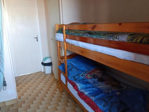 une chambre avec deux lits superposés dans une pièce dans l'établissement Plage, port, Cap d'Agde, au Cap d'Agde