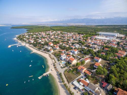 una vista aérea de una ciudad junto al agua en Apartments Vrsi Bay en Vrsi