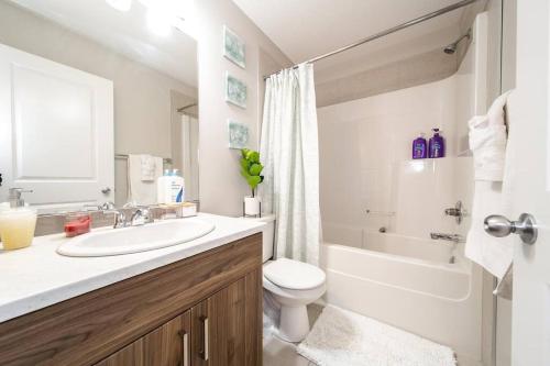 uma casa de banho com um lavatório, um WC e um chuveiro em 3BDRM Home, 5min to WEM/4min to River Cree Casino em Edmonton