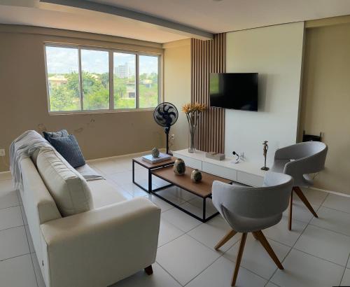 Cobertura,conforto e localização في خوازيرو دو نورتي: غرفة معيشة مع أريكة وتلفزيون