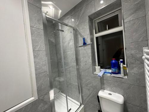 Ένα μπάνιο στο Luxury Ensuite 2nd Studio Flat With Great Views in Keedonwood Road With Fully Own Bathroom Newly Added And Private Kitchenette